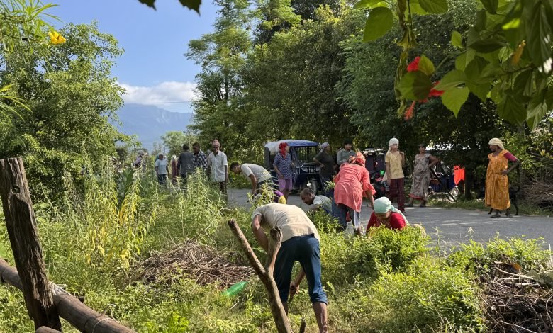 आफ्नो गाउँ सफा गर्न आफैँ जुटे युवा आफ्नो गाउँ सफा गर्न आफैँ जुटे युवा