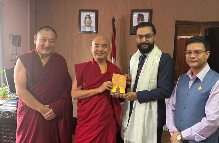 बाढीप्रभावितका लागि गुरु रिम्पोछेद्वारा एक करोड ५० लाख सहयोग
