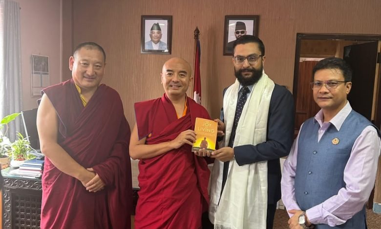 बाढीप्रभावितका लागि गुरु रिम्पोछेद्वारा एक करोड ५० लाख सहयोग
