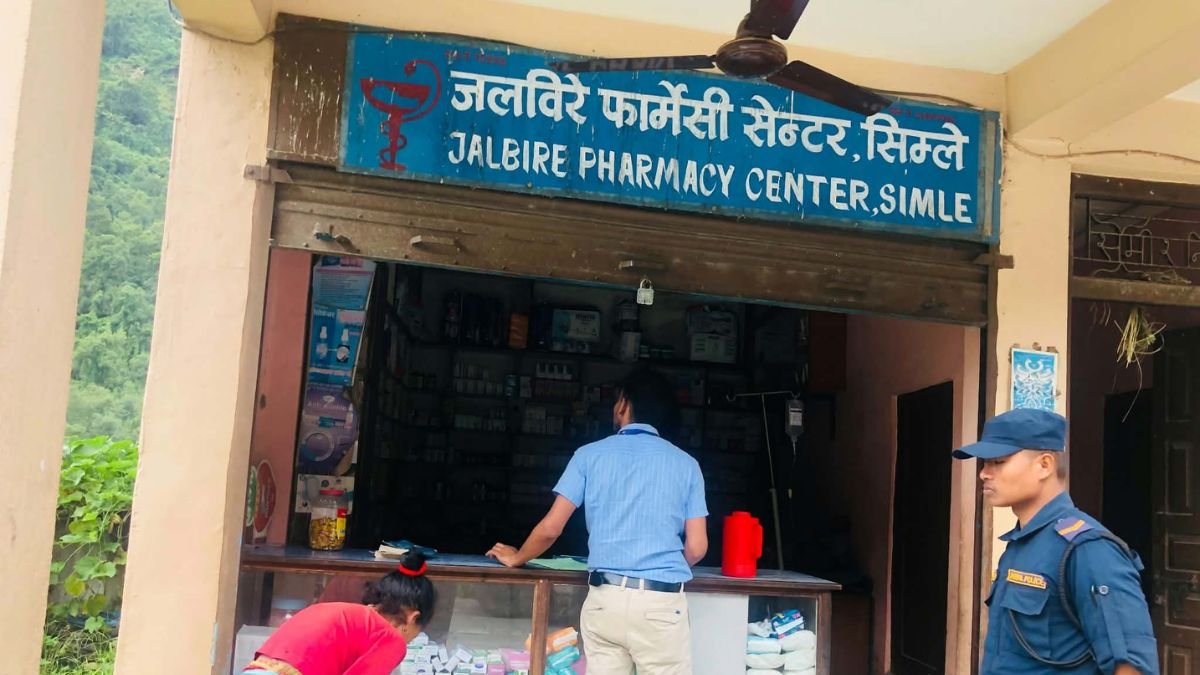 सिन्धुपाल्चोकमा औषधि पसल तथा निजी स्वास्थ्य संस्थाको अनुगमन, आधा दर्जन सिल