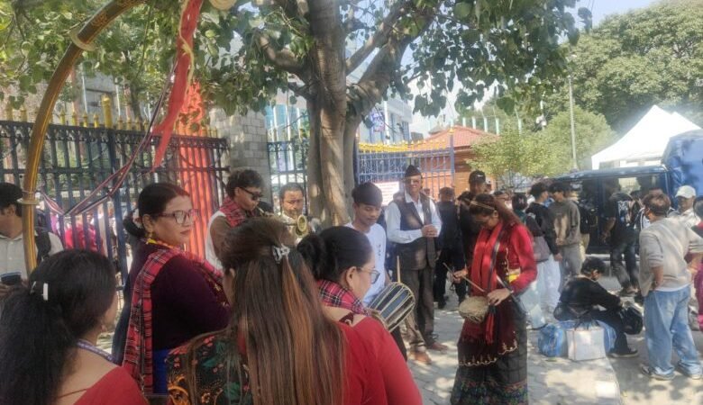 पञ्चेबाजा र झाँकीसहित कांग्रेस महाधिवेशन प्रतिनिधि समर्थककाे र्‍याली खुलामञ्चमा