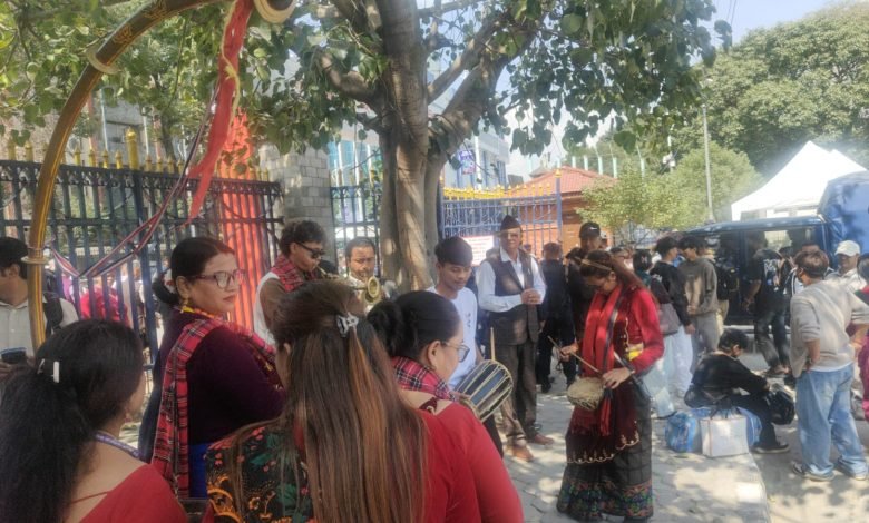 पञ्चेबाजा र झाँकीसहित कांग्रेस महाधिवेशन प्रतिनिधि समर्थककाे र्‍याली खुलामञ्चमा