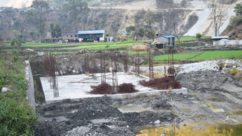 ठेकेदारको लापरवाहीले म्याग्दीका दुई आधारभूत अस्पताल भवन निर्माणको काम अलपत्र