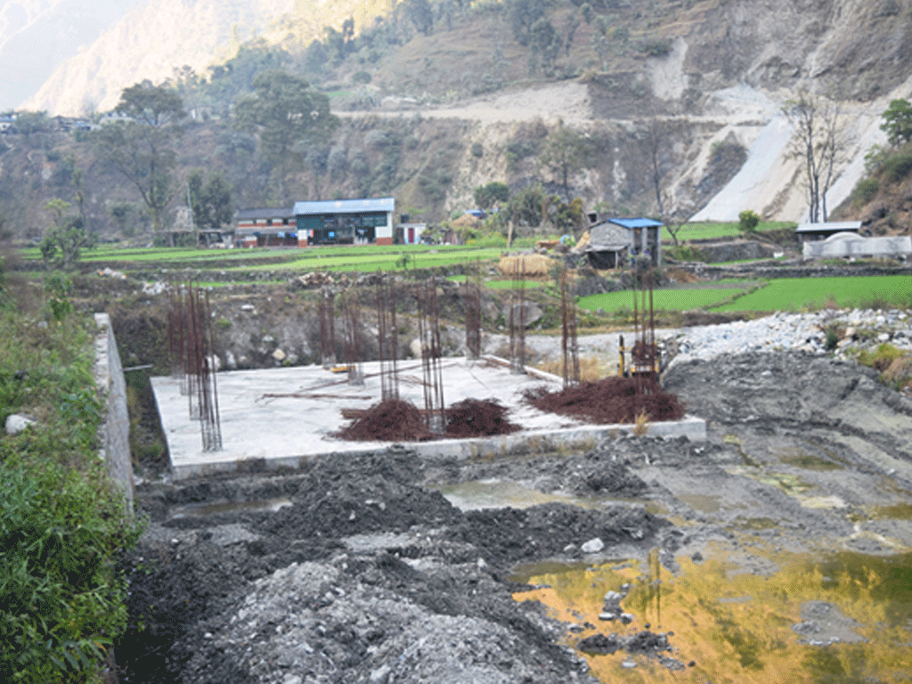 ठेकेदारको लापरवाहीले म्याग्दीका दुई आधारभूत अस्पताल भवन निर्माणको काम अलपत्र