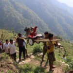 चितवनको कान्दामा दुई घण्टा बोकेर हाते ट्रयाक्टर पुर्‍याउँदा …