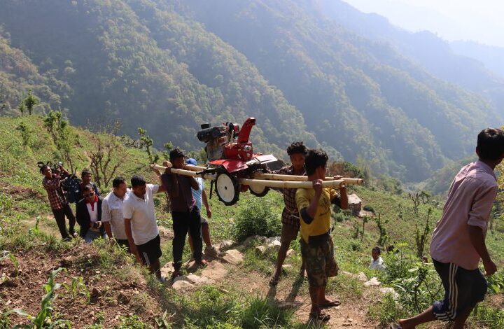 चितवनको कान्दामा दुई घण्टा बोकेर हाते ट्रयाक्टर पुर्‍याउँदा …