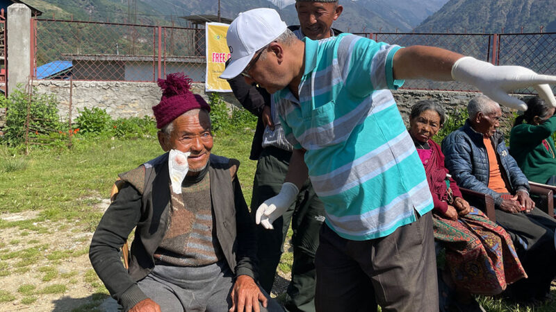 एक दशकपछि आँखा देखेका रामबहादुरको मुहारमा फिरेको खुशी